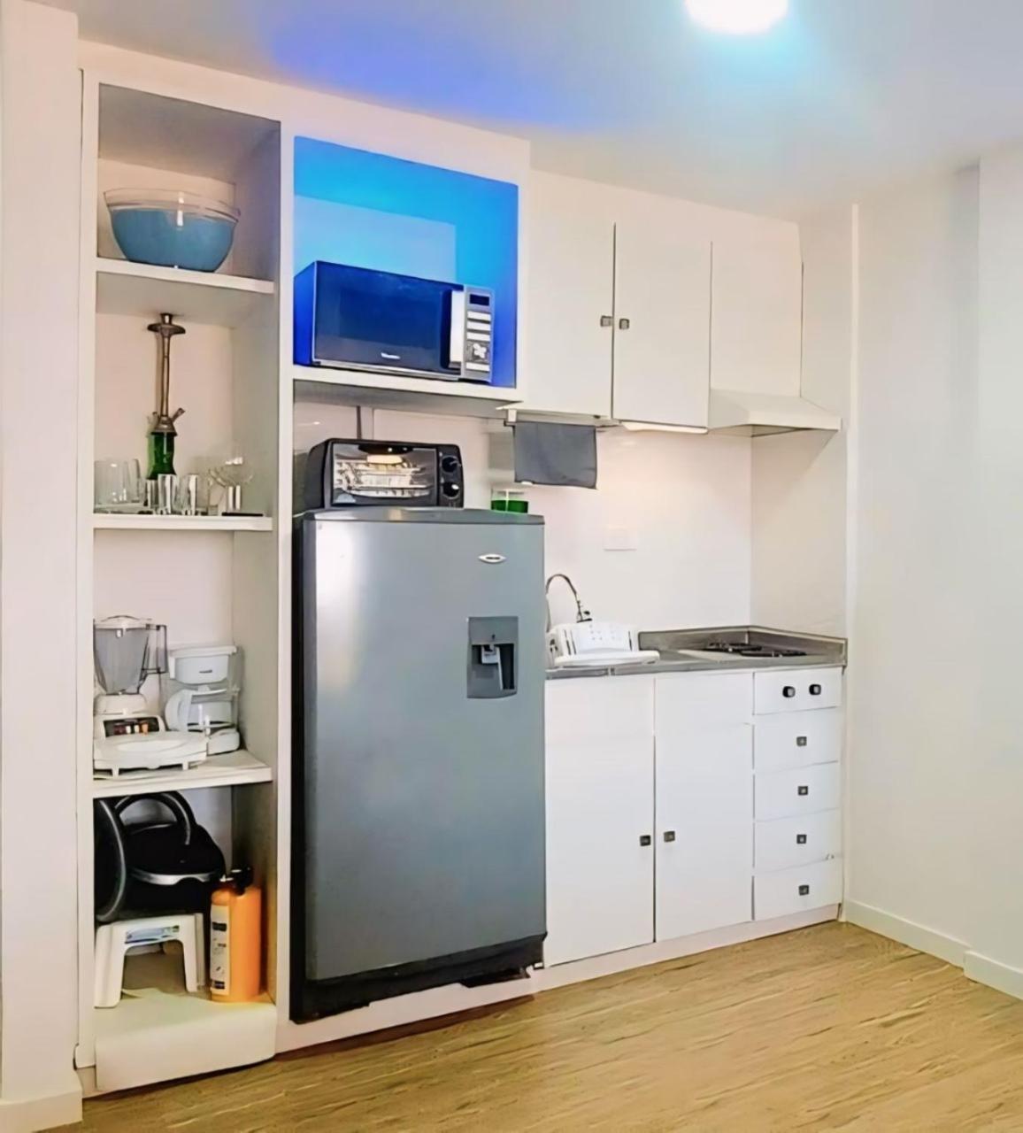 Executive Minutes From The Airport Apartment