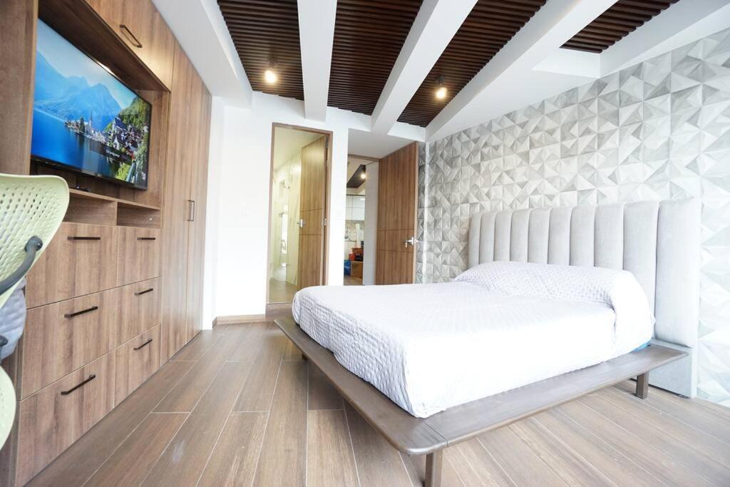 Luxury One Bedroom With Desk And Monitor Bogota