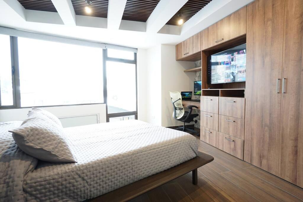 Apartment Luxury One Bedroom With Desk And Monitor *