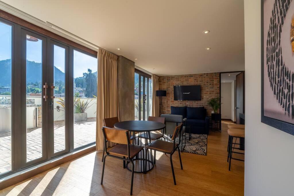 Stylish 2 Masters With Patio And View *