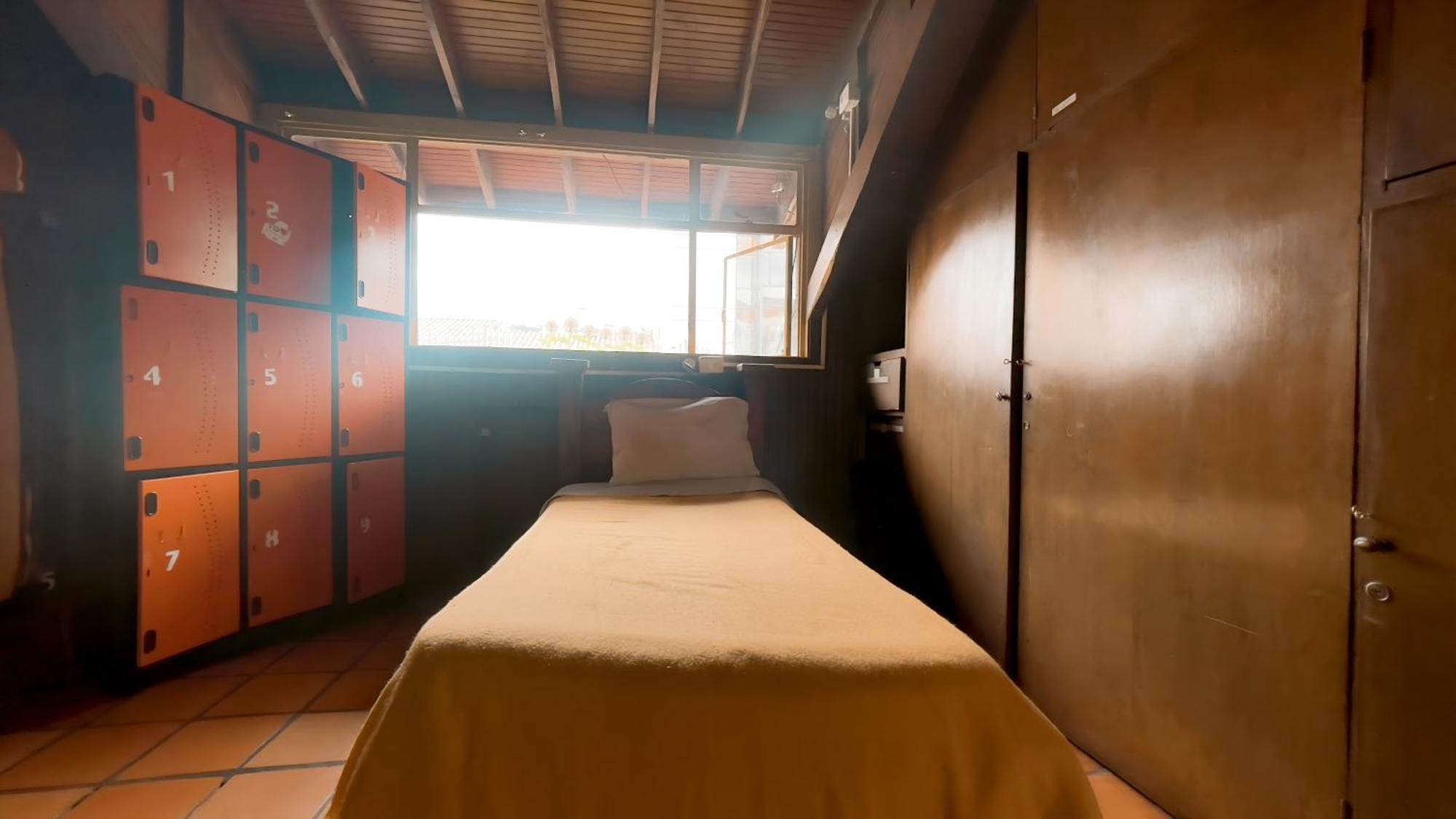 82hostel Hostel *