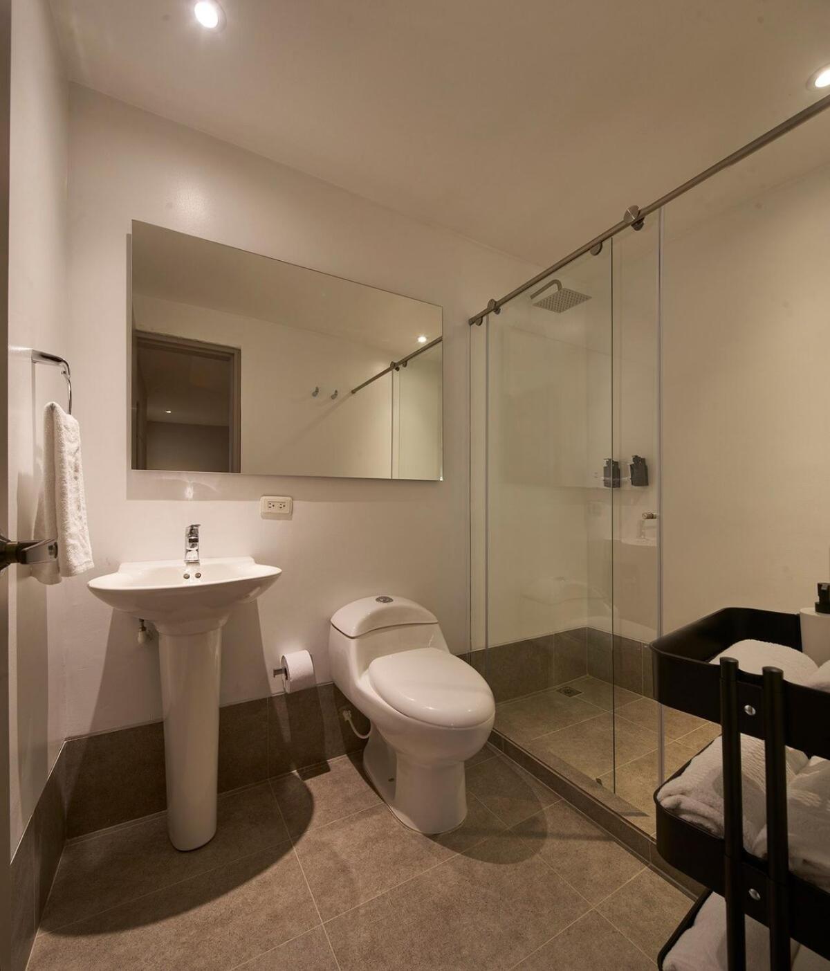 Balcony Retreat In Gourmet Heart 205 Apartment *