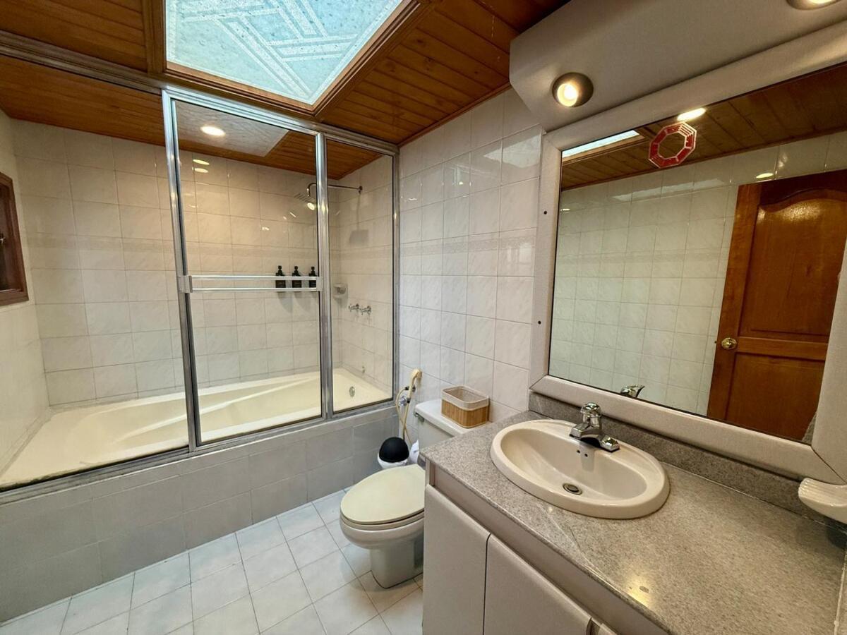 Villa Jacuzzi Portobello Retreat, Trendy Artist House Bogota