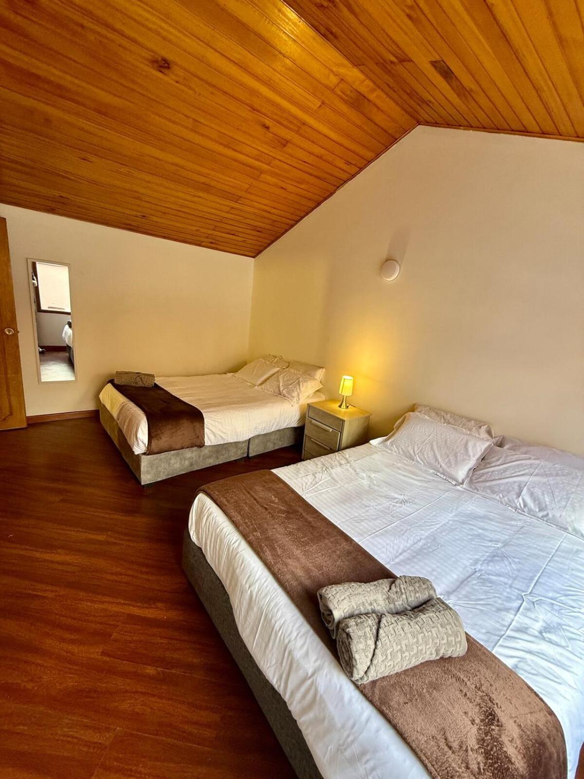 Jacuzzi Portobello Retreat, Trendy Artist House Villa *