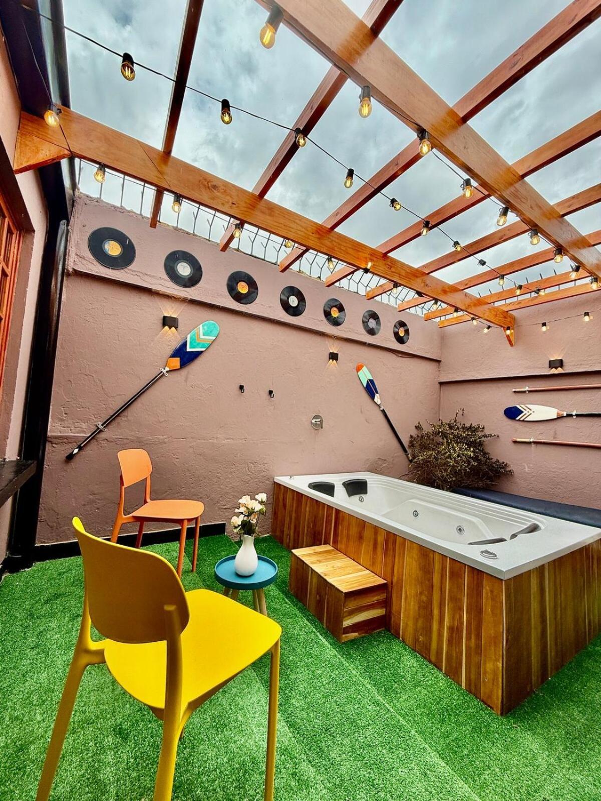 Jacuzzi Portobello Retreat, Trendy Artist House Villa