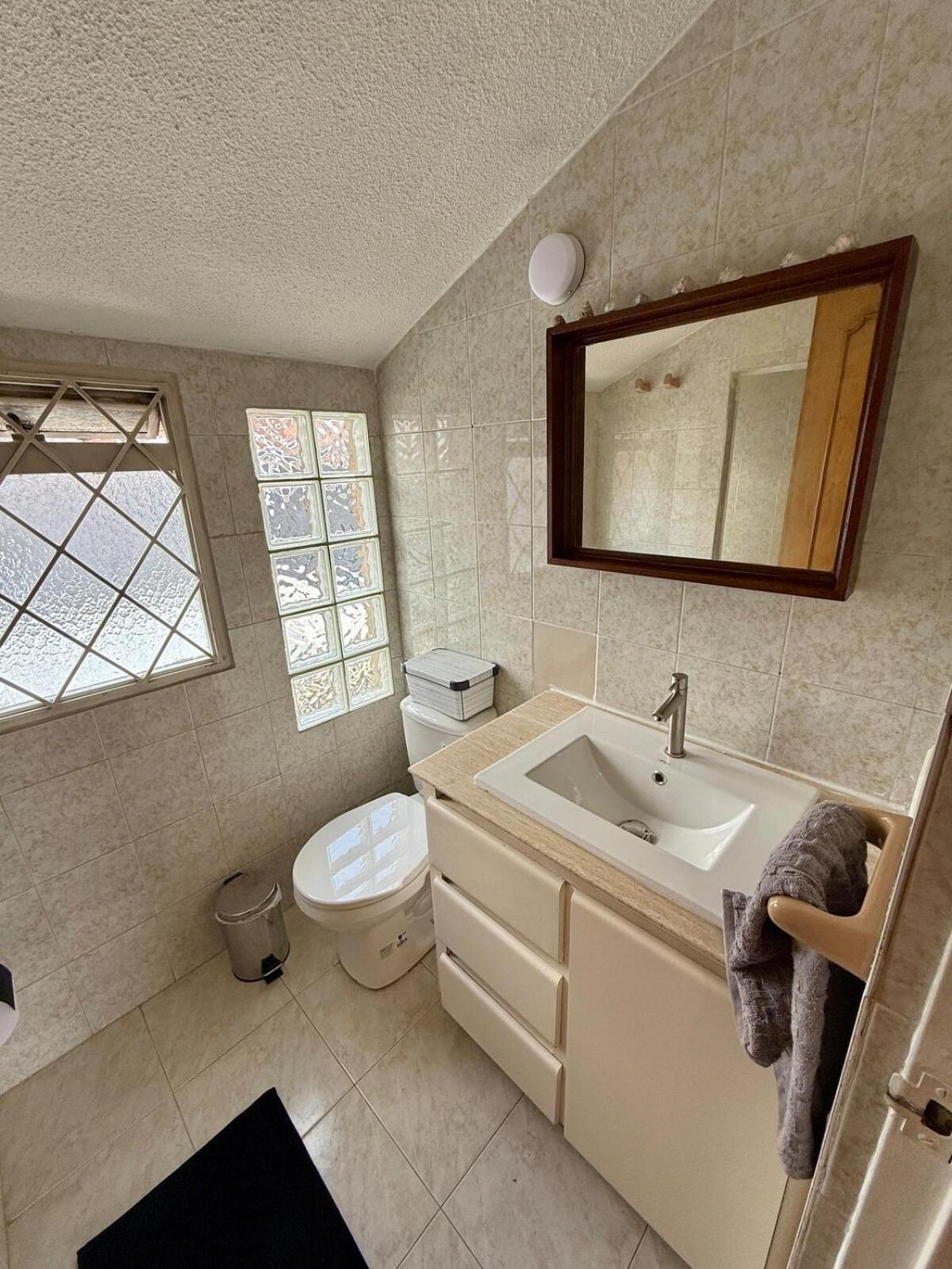 Jacuzzi Portobello Retreat, Trendy Artist House Bogota