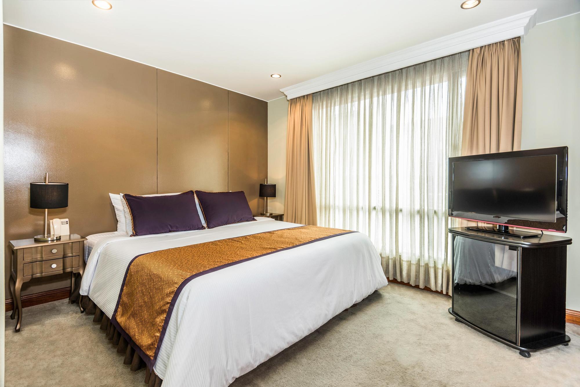 Aparthotel Lloyds Apartasuites Parque 93 4*