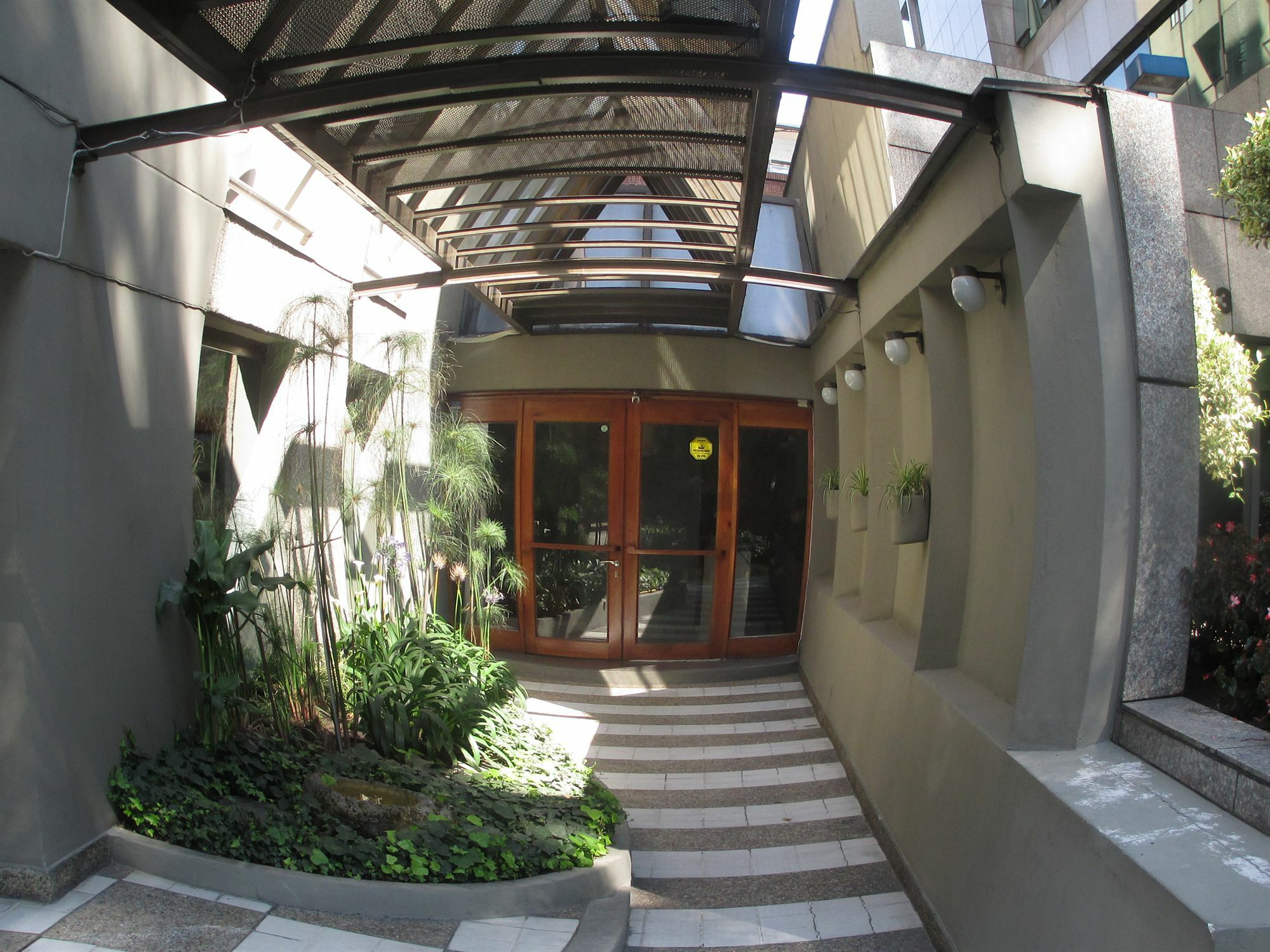 Aparthotel Lloyds Apartasuites Parque 93