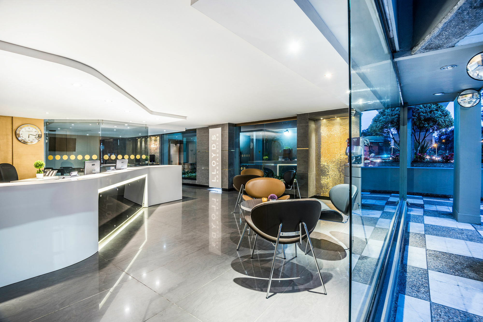 Aparthotel Lloyds Apartasuites Parque 93