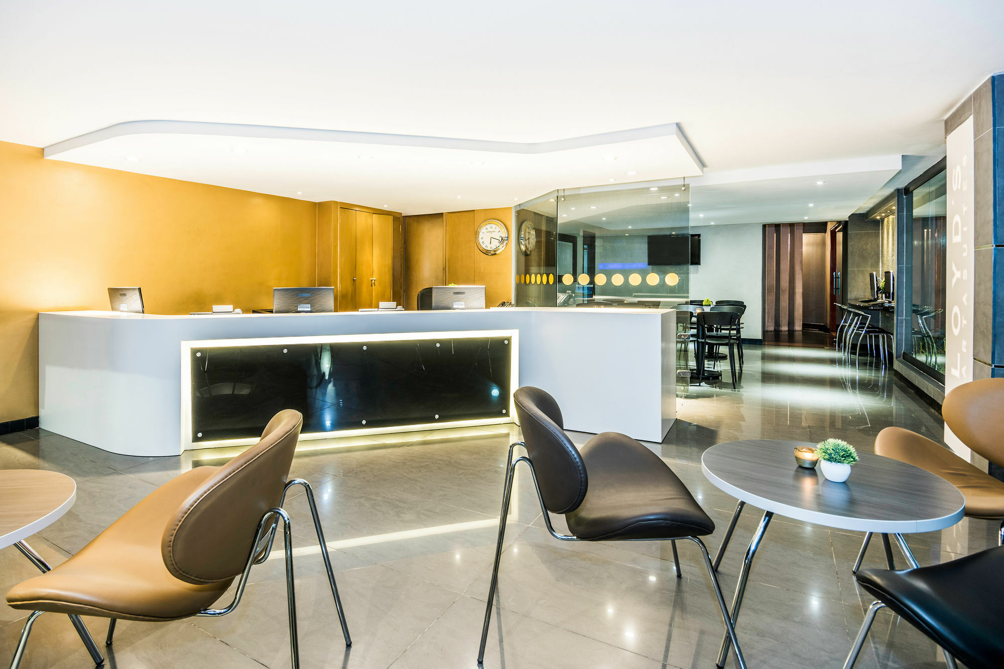 Aparthotel Lloyds Apartasuites Parque 93 4*