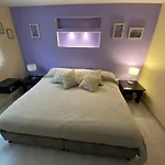 Nr Airport & Embassy / Rooms-Apartments
