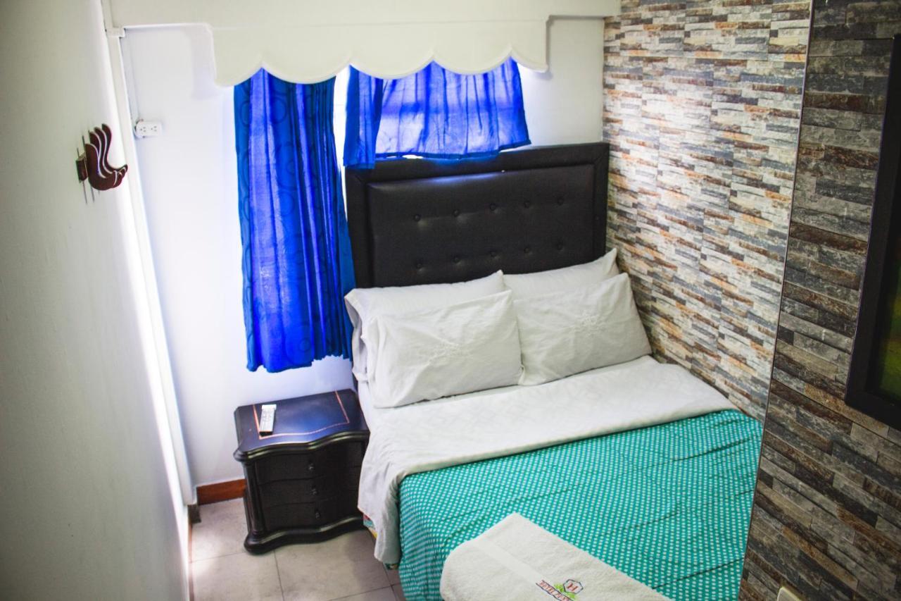 Hotel Punto 100 *