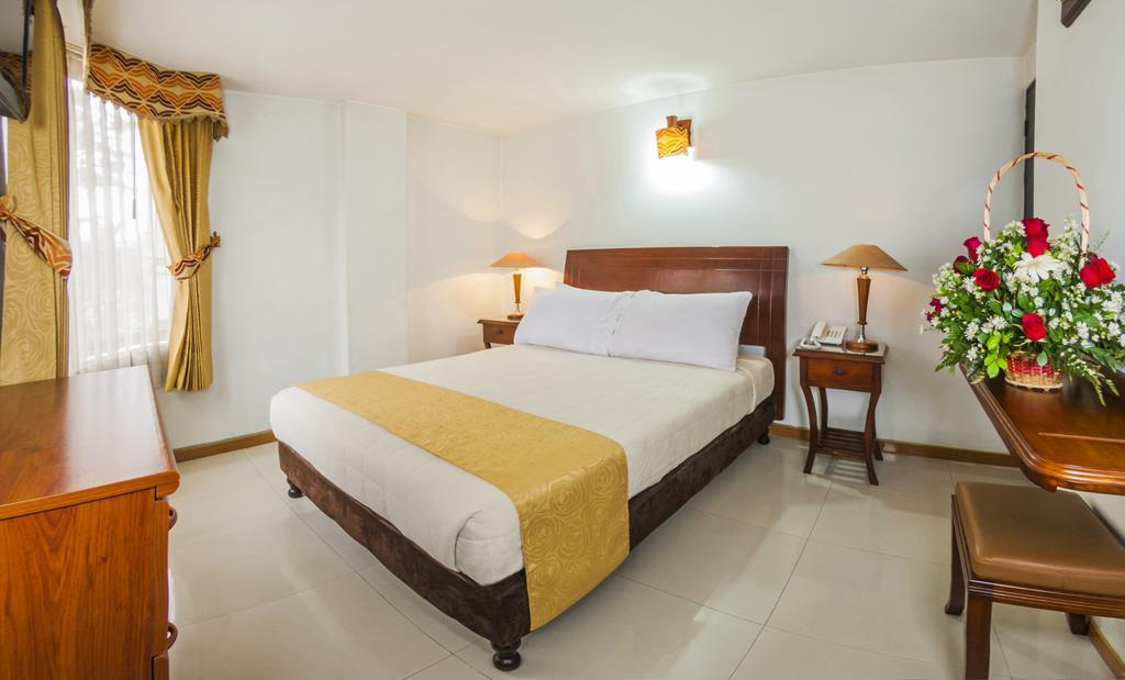 Gran Marquez, Y Hotel