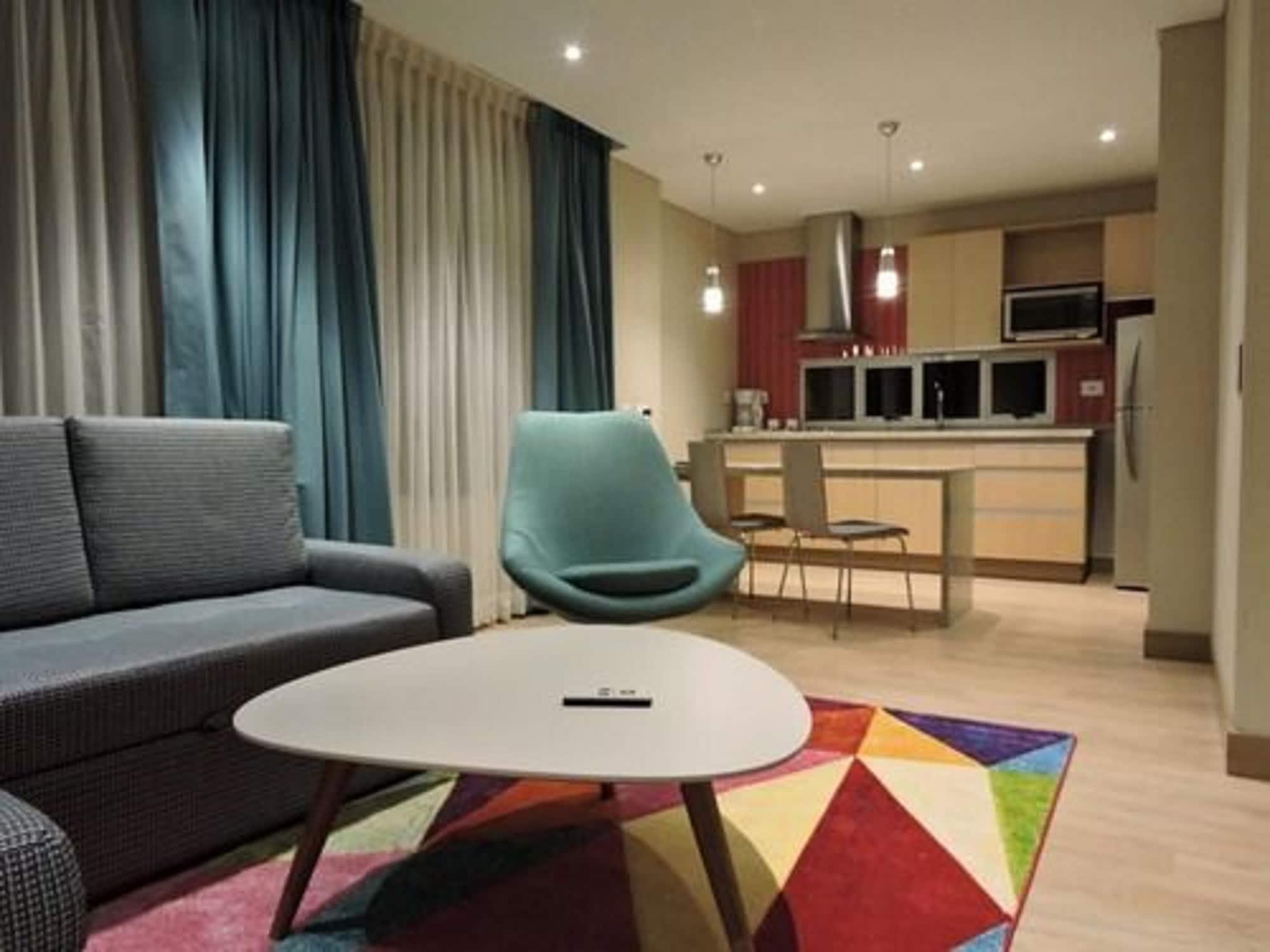 Apartahotel Apartamentos Plaza Suites