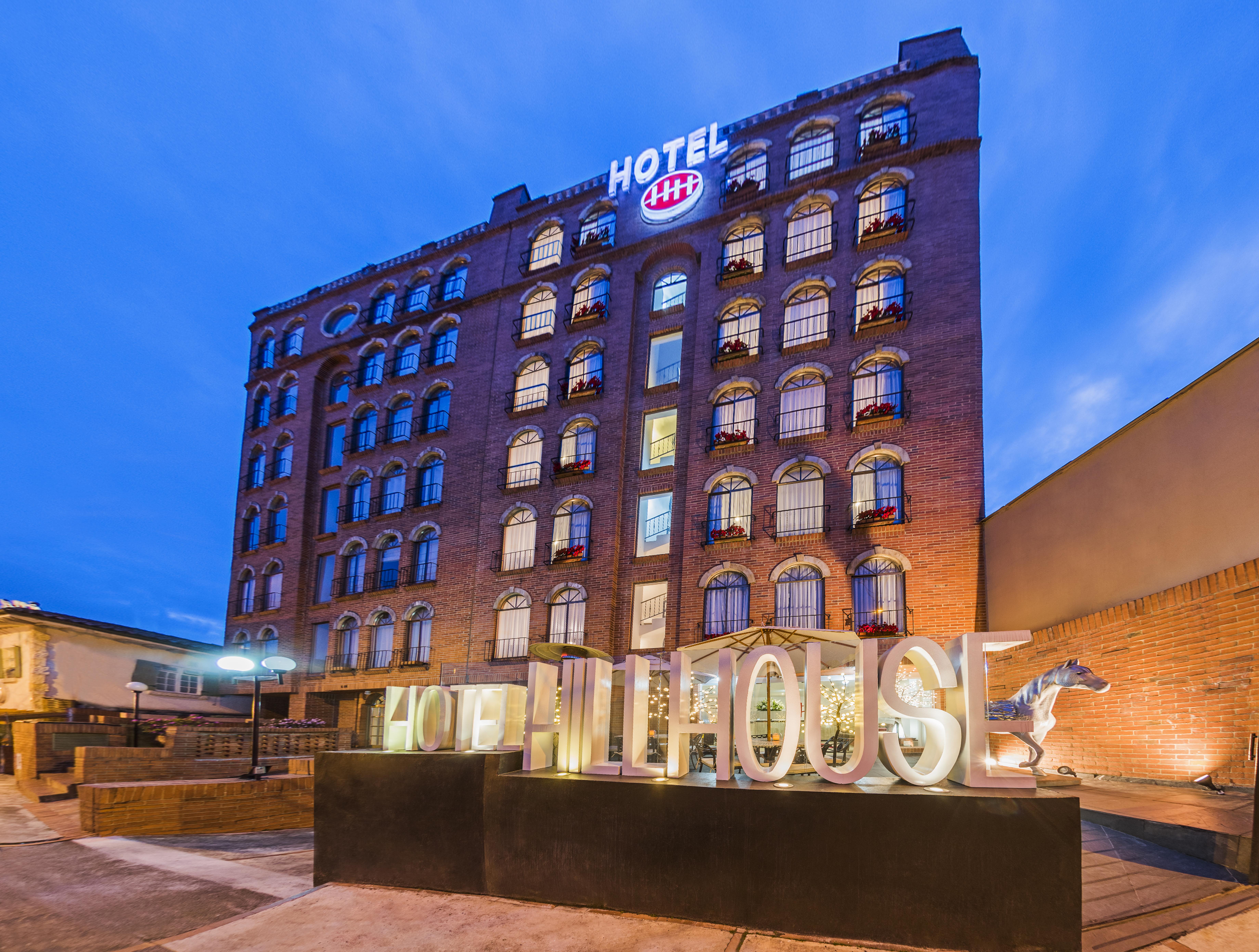 Hill House 4*