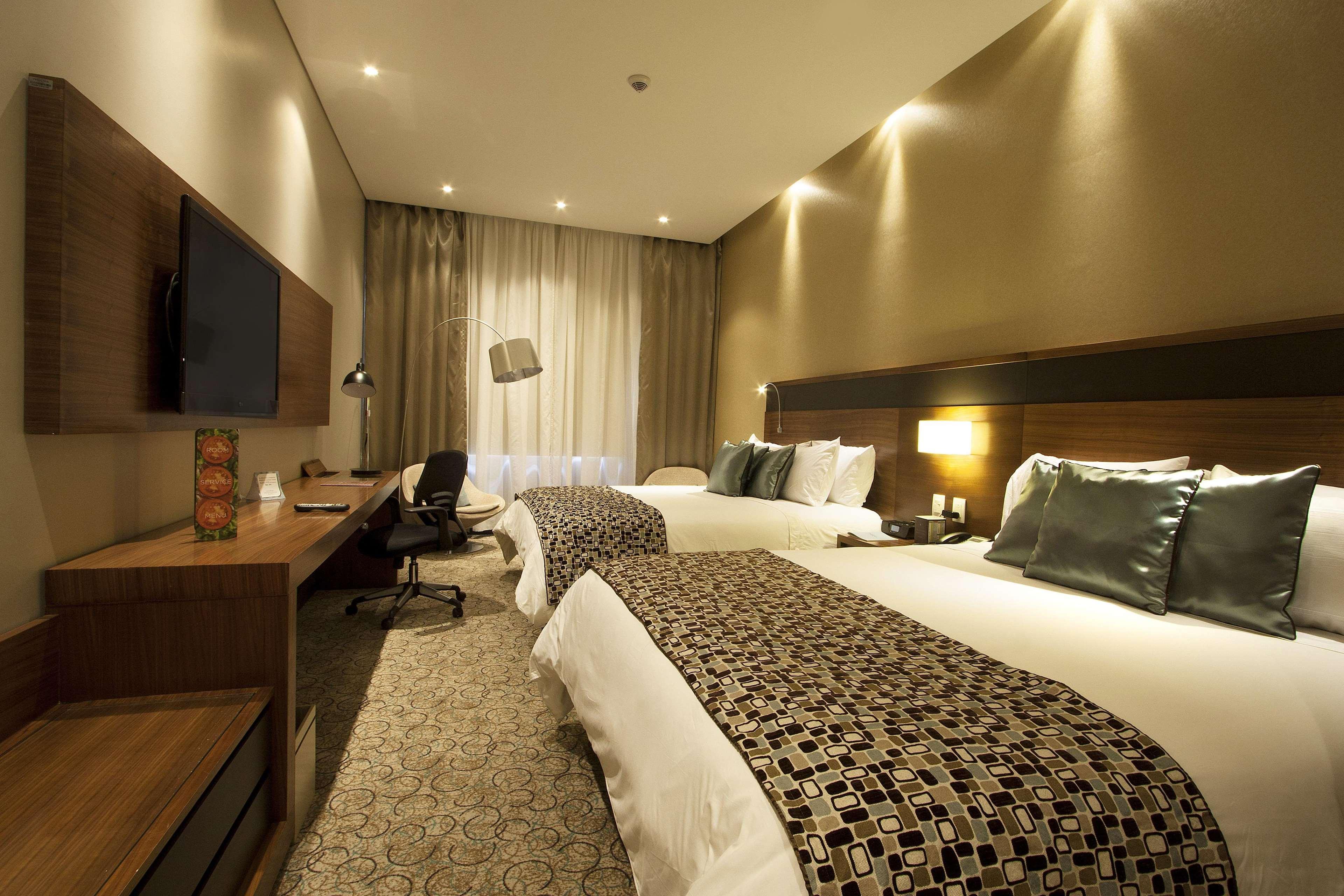 Cosmos 100 Executive Hotel 4*