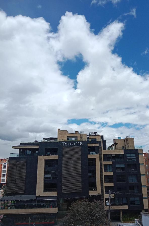 Soul Santa Barbara Executive, Wifi 300 Megas, Big Queen Size Bed, Smart Tv Netflix, Walking Distance To Unicentro Mall, Starbucks In Front Of The Building, Location Bogotá