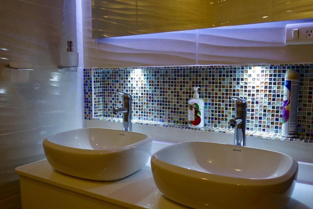 Bespoke Suite, Unique Location, Complementary Airport Pick Up Apartment