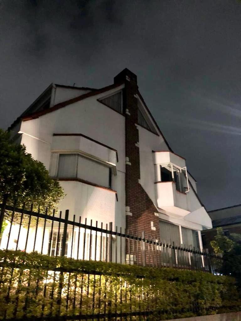 Lejos De Tu Hogar? Aqui Te Sentiras A Gusto. Habitación en casa particular Bogotá