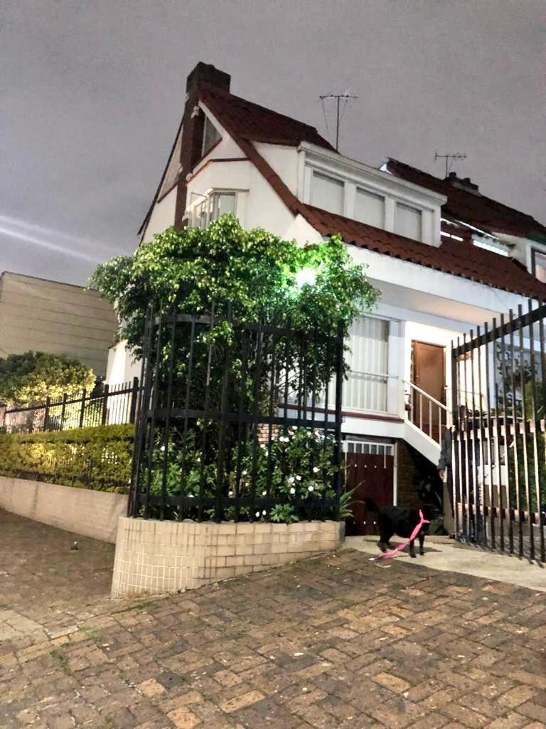 Lejos De Tu Hogar? Aqui Te Sentiras A Gusto. Habitación en casa particular Bogotá