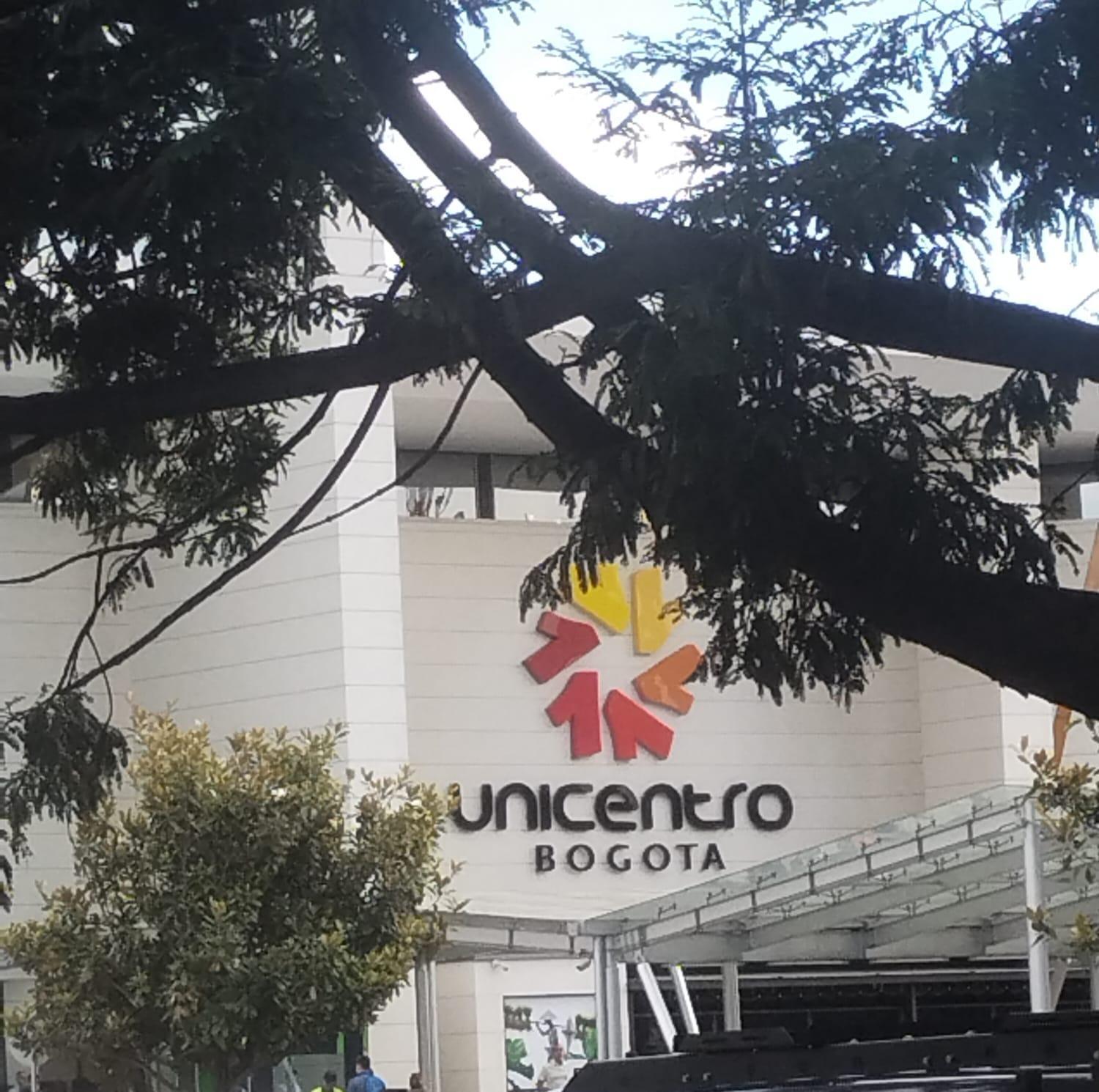 Soul Santa Barbara Executive, Wifi 300 Megas, Big Queen Size Bed, Smart Tv Netflix, Walking Distance To Unicentro Mall, Starbucks In Front Of The Building, Location Apartment Bogota