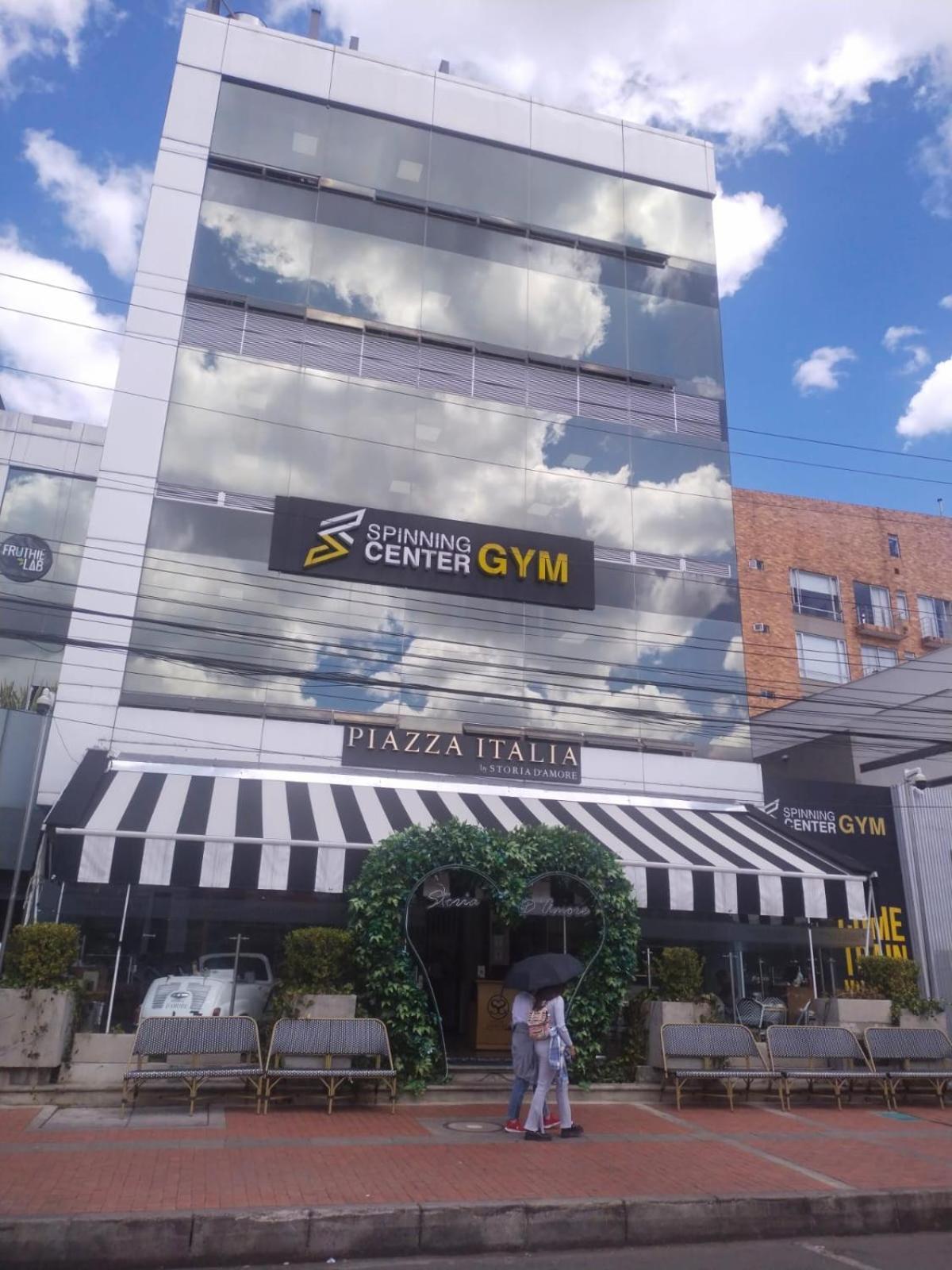Soul Santa Barbara Executive, Wifi 300 Megas, Big Queen Size Bed, Smart Tv Netflix, Walking Distance To Unicentro Mall, Starbucks In Front Of The Building, Location Apartment Bogota