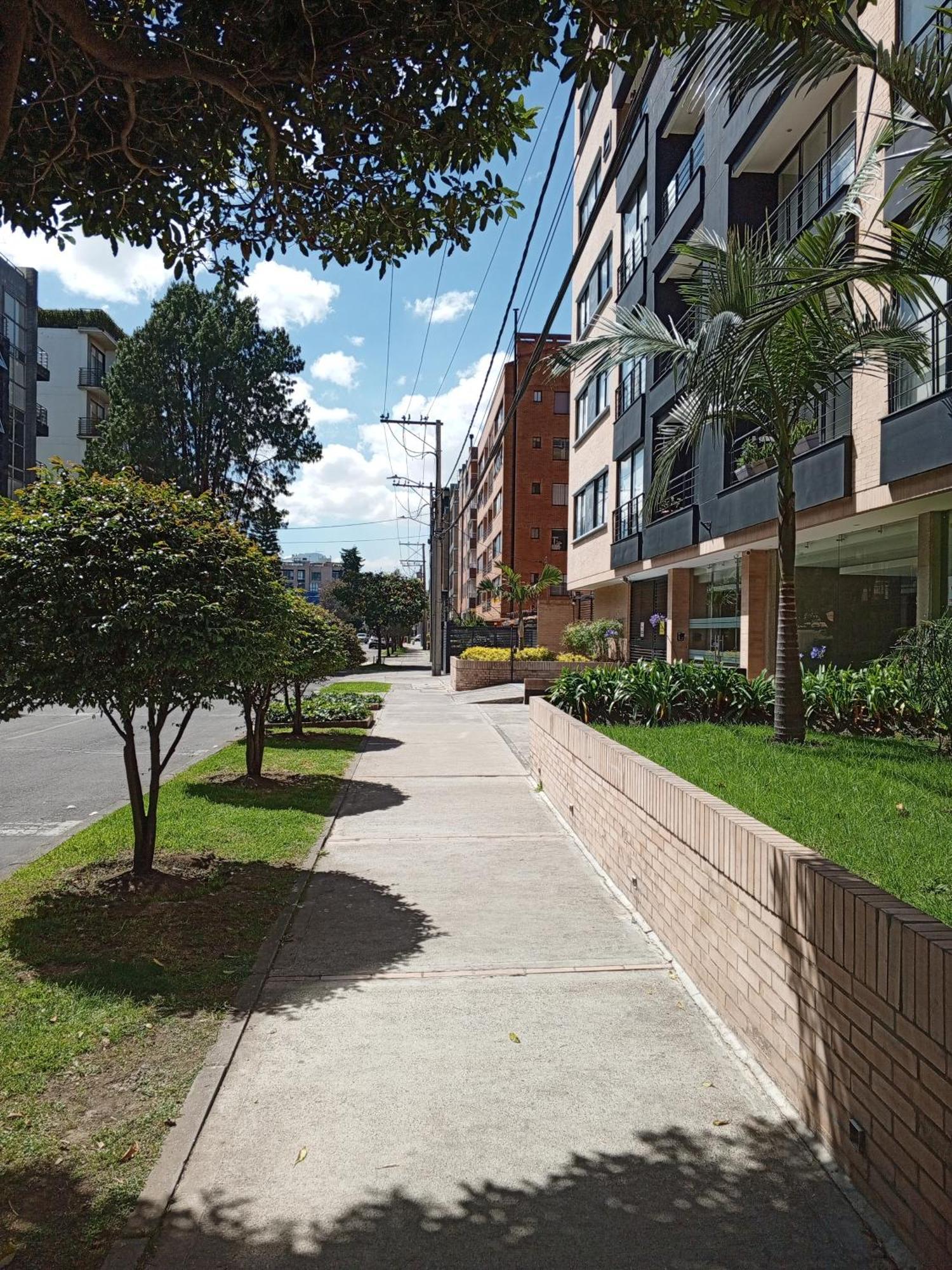 Soul Santa Barbara Executive, Wifi 300 Megas, Big Queen Size Bed, Smart Tv Netflix, Walking Distance To Unicentro Mall, Starbucks In Front Of The Building, Location Bogota