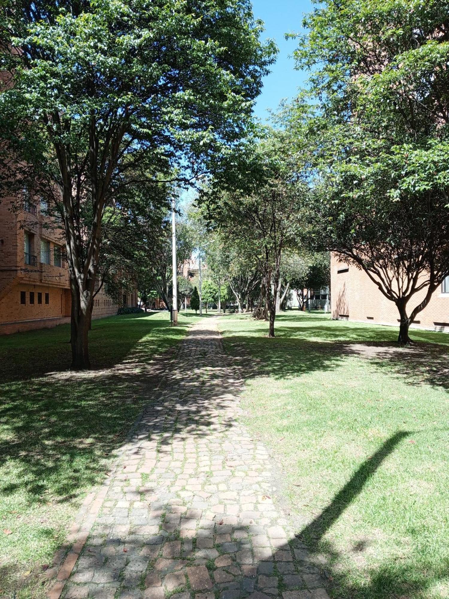 Soul Santa Barbara Executive, Wifi 300 Megas, Big Queen Size Bed, Smart Tv Netflix, Walking Distance To Unicentro Mall, Starbucks In Front Of The Building, Location Apartment Bogota
