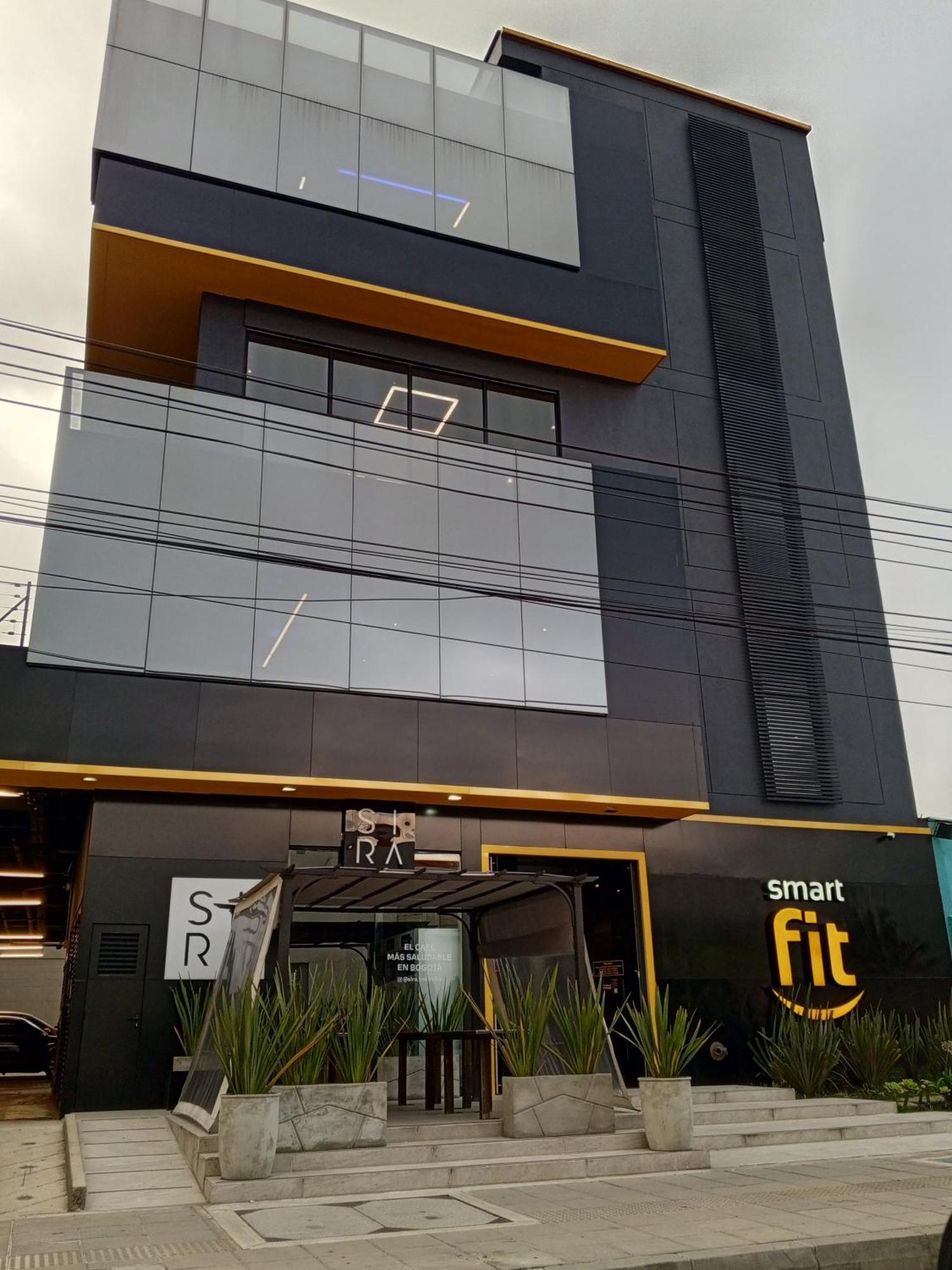 Soul Santa Barbara Executive, Wifi 300 Megas, Big Queen Size Bed, Smart Tv Netflix, Walking Distance To Unicentro Mall, Starbucks In Front Of The Building, Location Apartment Bogota
