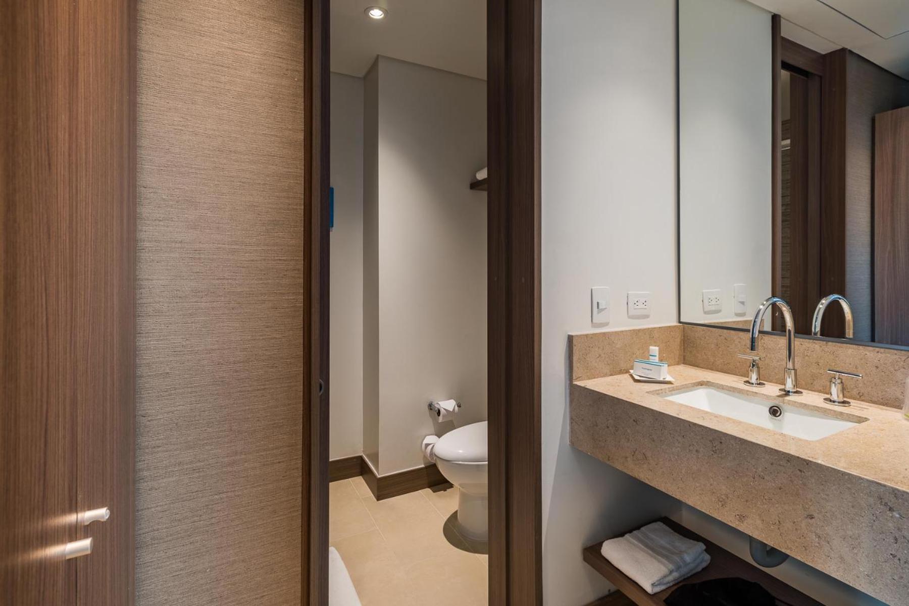 Hotel Hampton By Hilton Airport