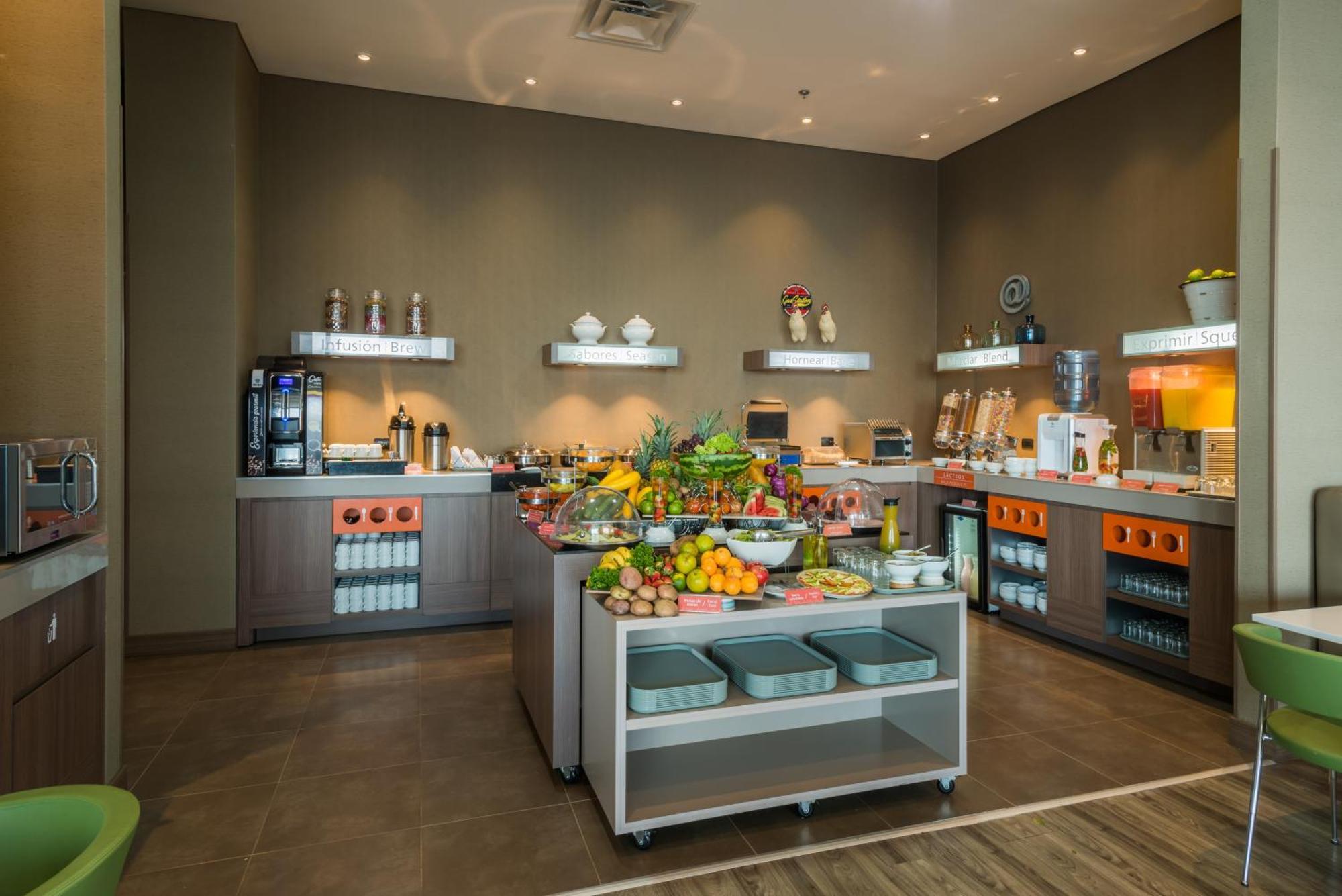 Hotel Hampton By Hilton Airport