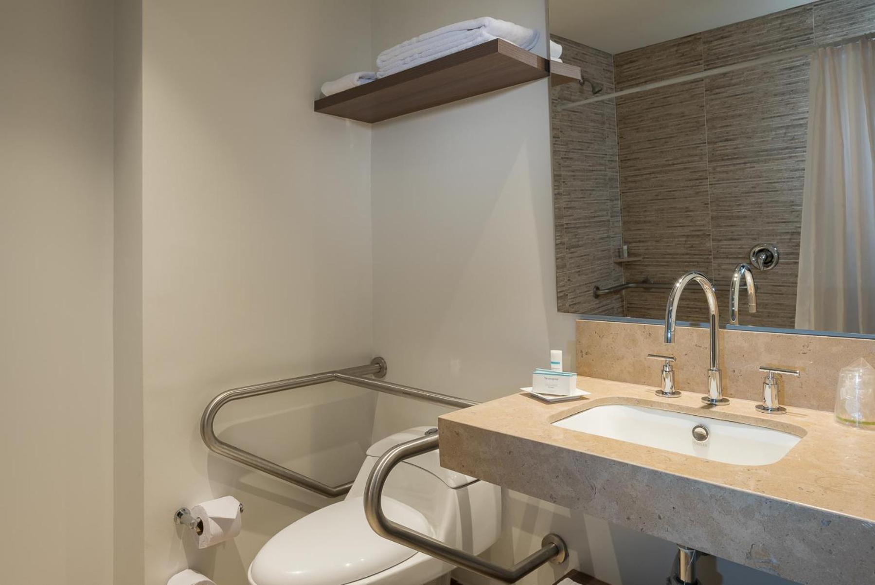 Hotel Hampton By Hilton Airport