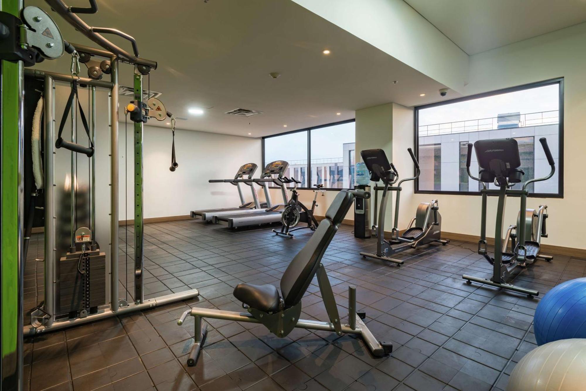 Hotel Hampton By Hilton Airport