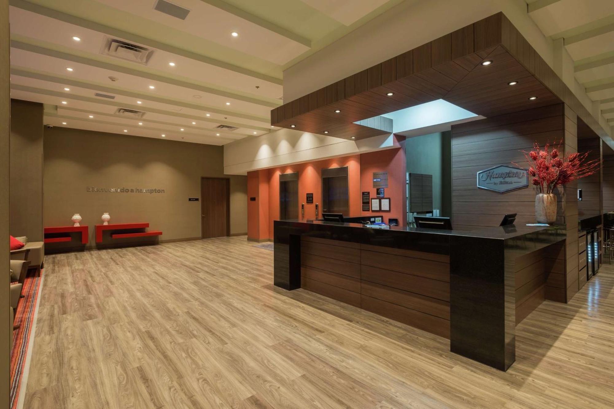 Hotel Hampton By Hilton Airport 4*