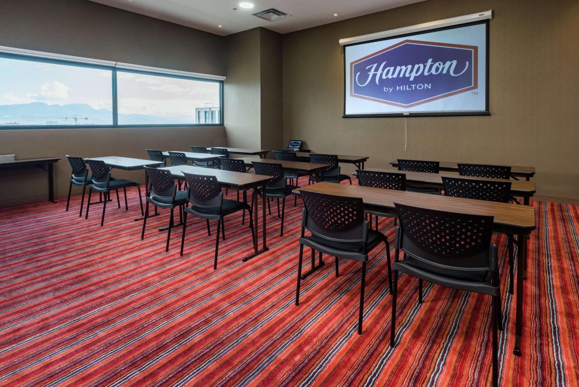 Hotel Hampton By Hilton Airport