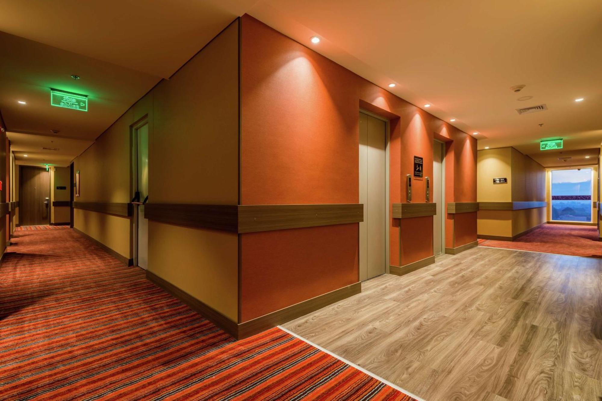 Hotel Hampton By Hilton Airport 4*