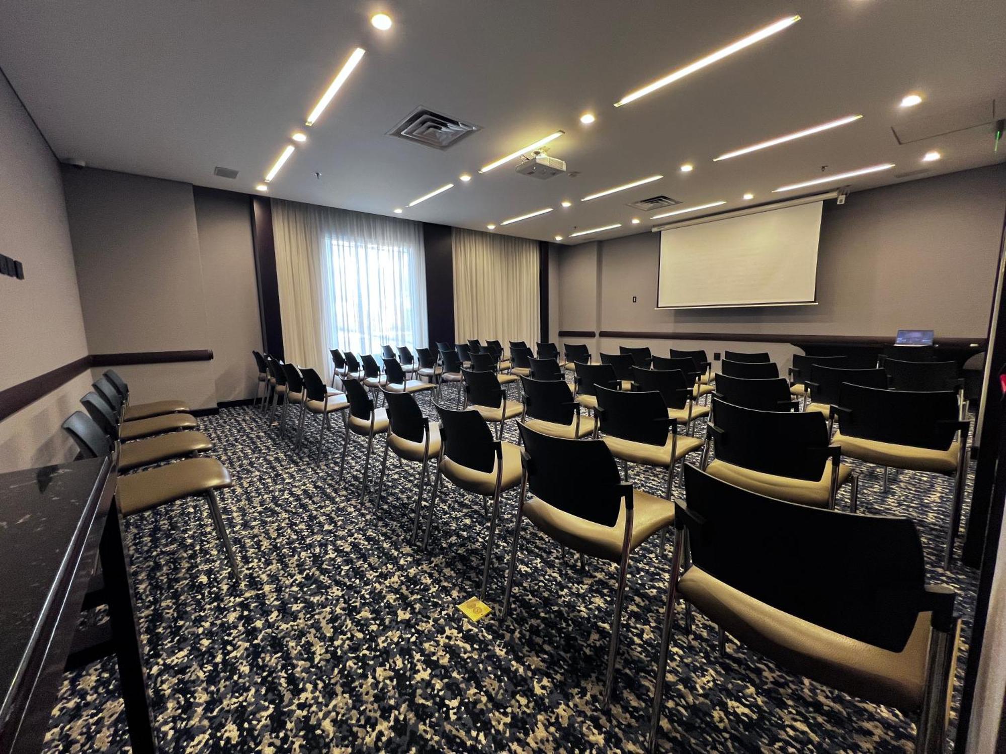 Hotel Airport By Ihg
