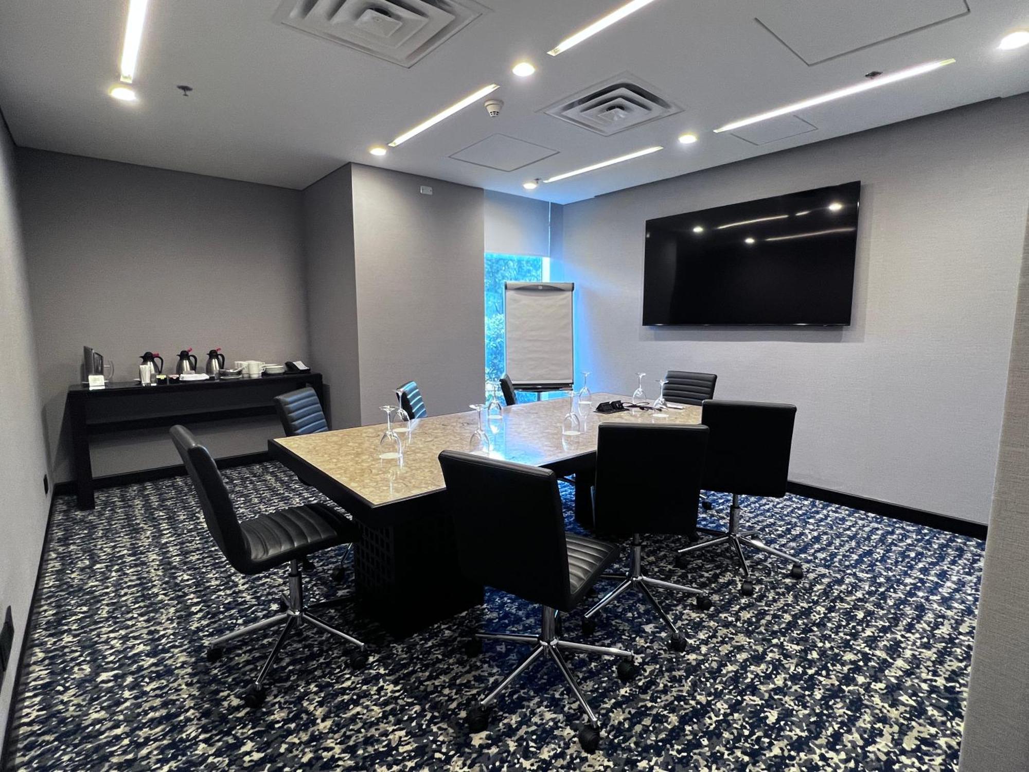 Hotel Airport By Ihg 4*