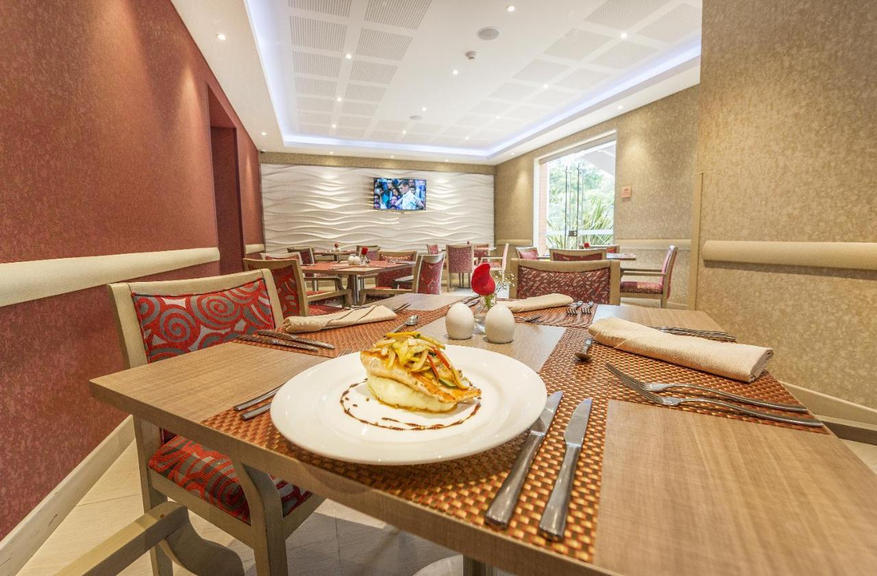 Apartahotel Apartamentos Plaza Suites 4*