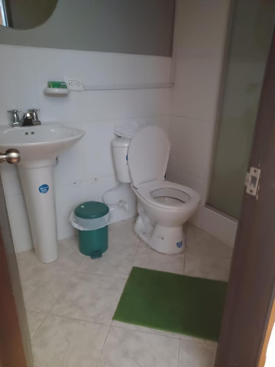 Sector De Corferias , Y A 5 Cuadras, Embajada Americana 10 Cuadras, Cerca Al Can , G 12 , Universidad Nacional , Aeropuerto A 2 Cuadras Estacion Ciudad Universitaria Marque-tresdiecisietecincoveintisieteveintiseistreintayu Apartment *