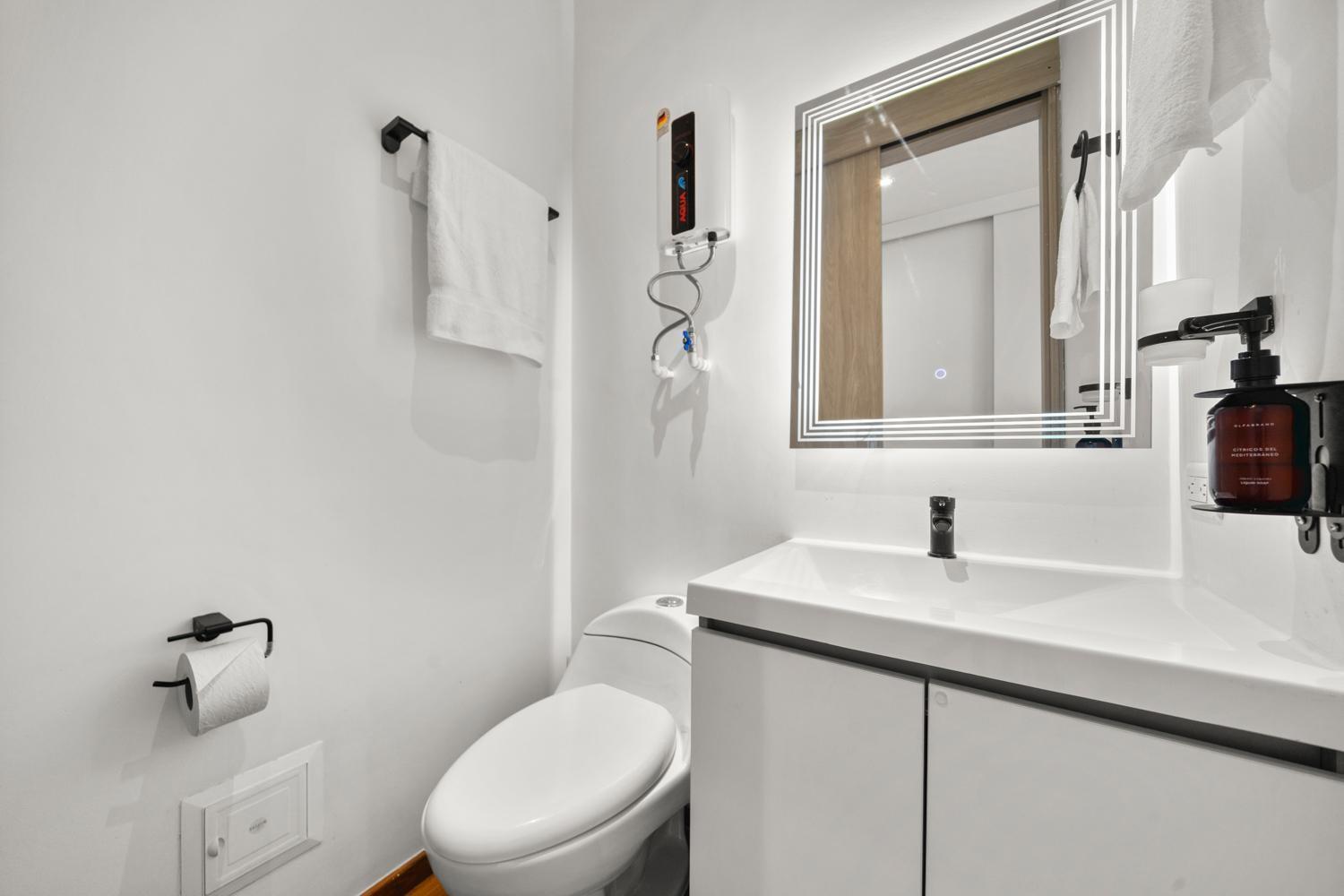 Fh - Minimalist Studio In Chico -