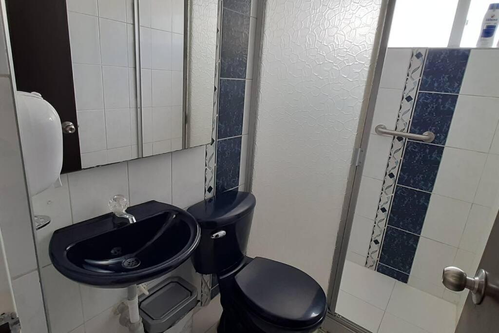 Completo Cerca A Embajada 3 *
