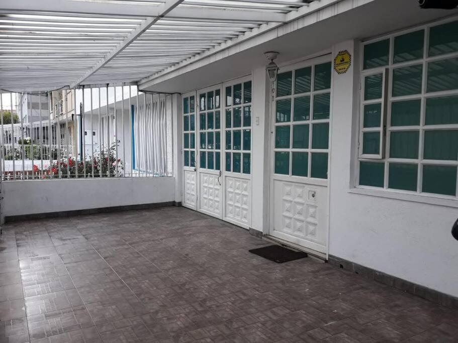 Completo Cerca A Embajada 3 Apartment