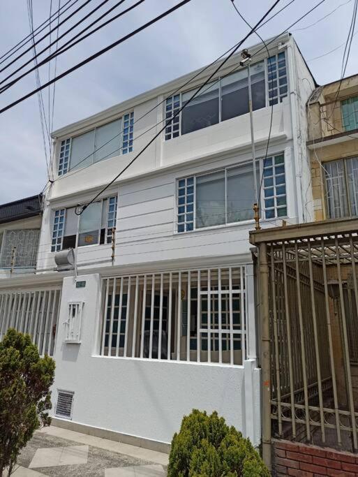 Apartment Completo Cerca A Embajada 3 Bogota