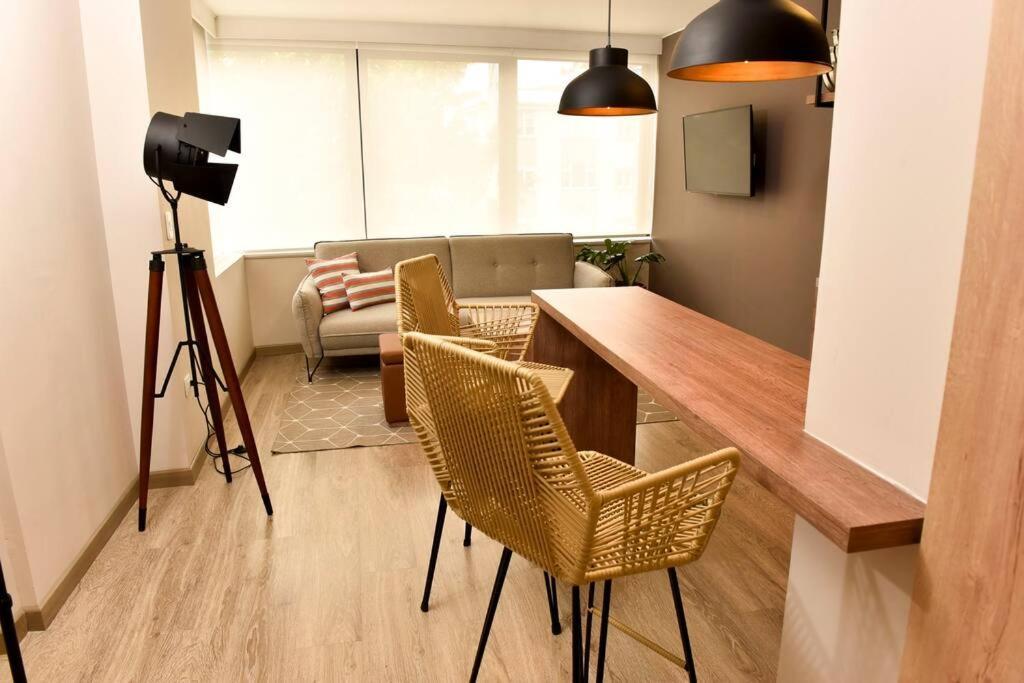 Great Space In Perfect Area! Walk Everywhere! Apartment