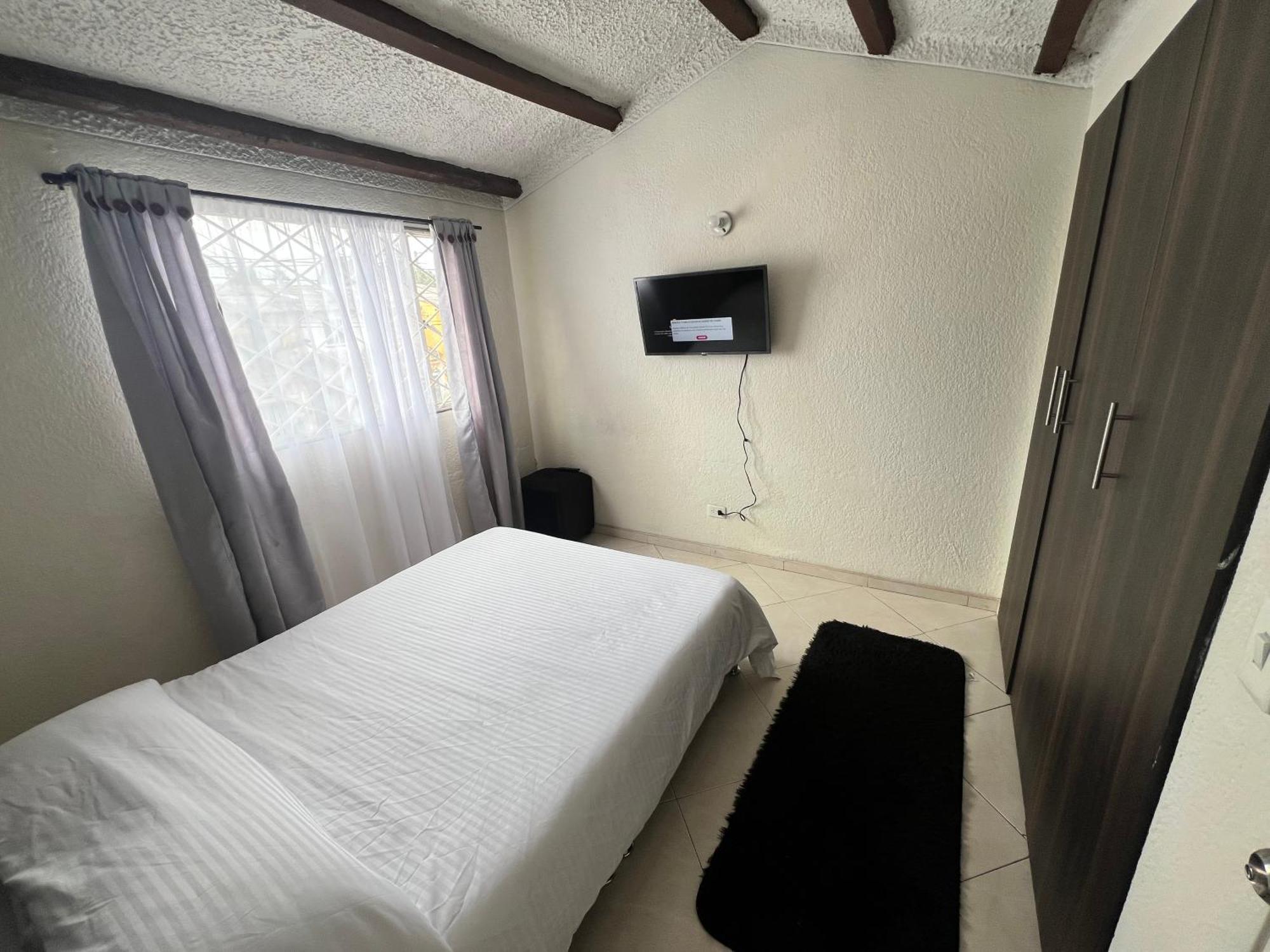 Guest house Hostal Del Prado *