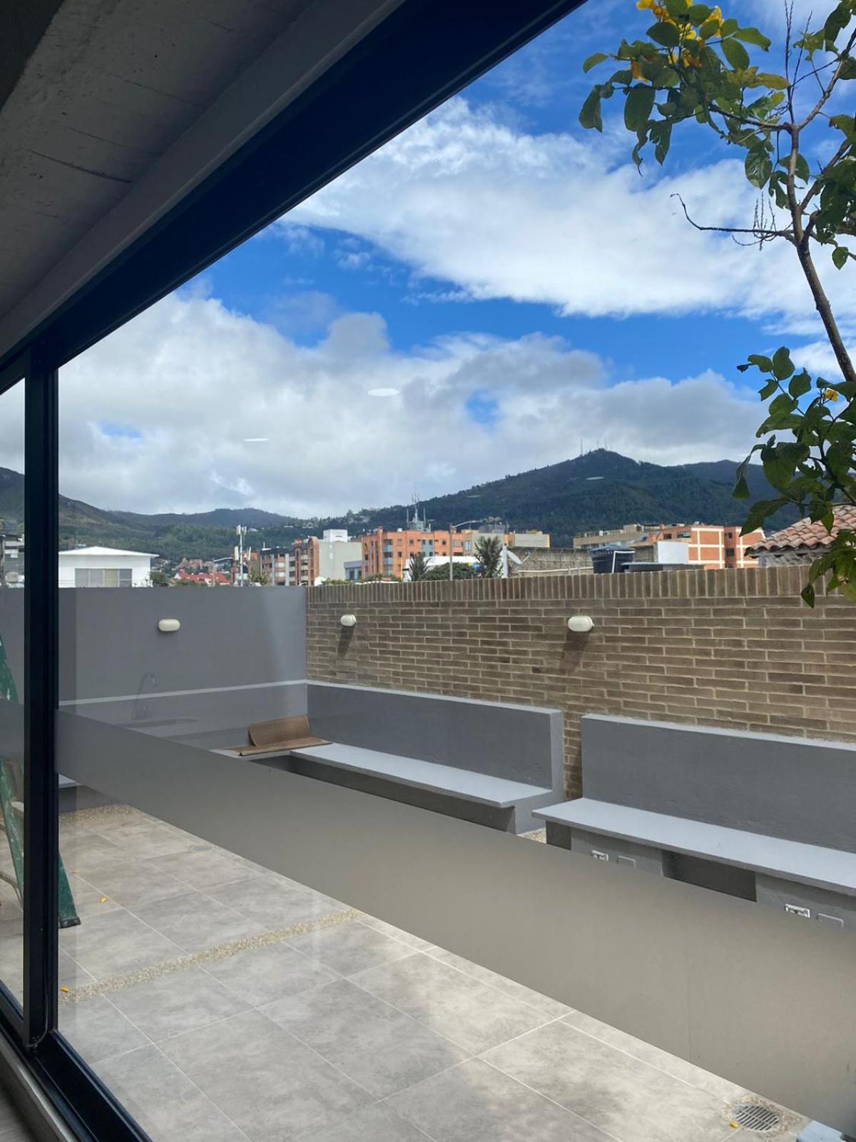 Soul Santa Barbara Executive, Wifi 300 Megas, Big Queen Size Bed, Smart Tv Netflix, Walking Distance To Unicentro Mall, Starbucks In Front Of The Building, Location