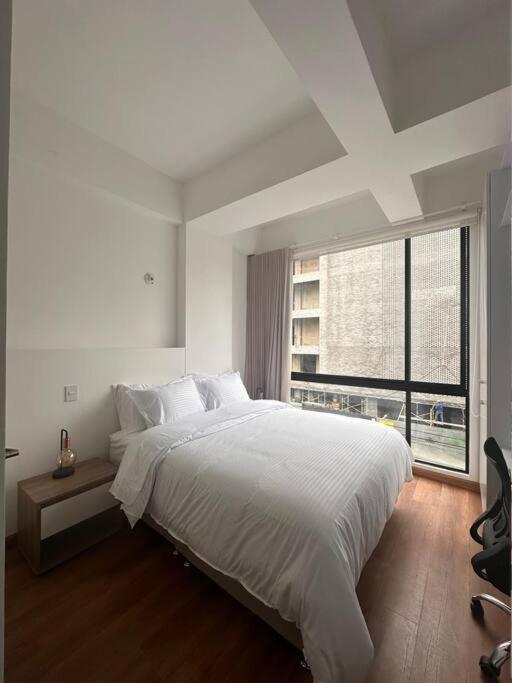 Modern With Dedicated Workspace Apartment *
