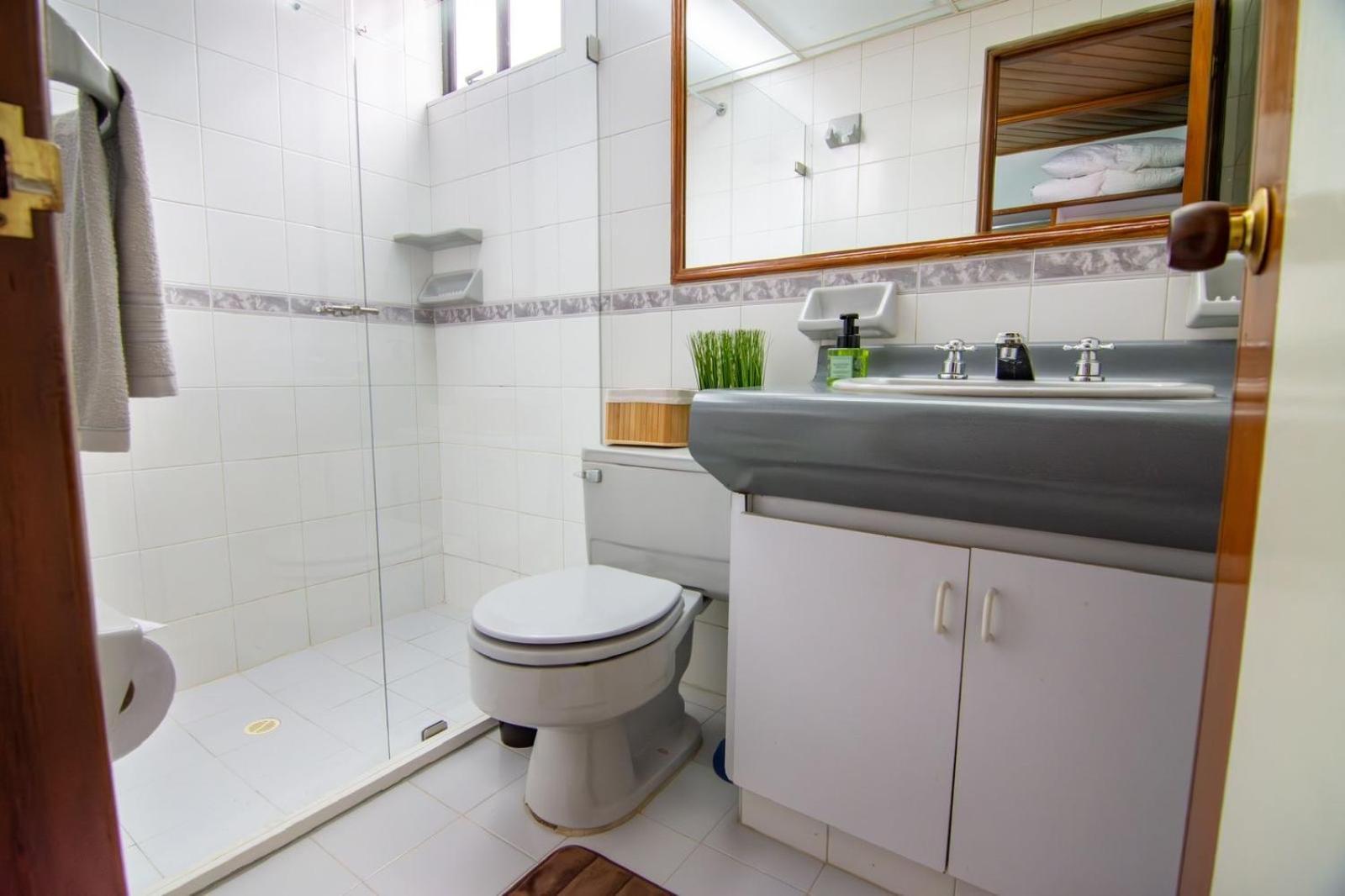 Apartment Stylish Urban Escape 3-bedroom - Upperclass Neighborhood *