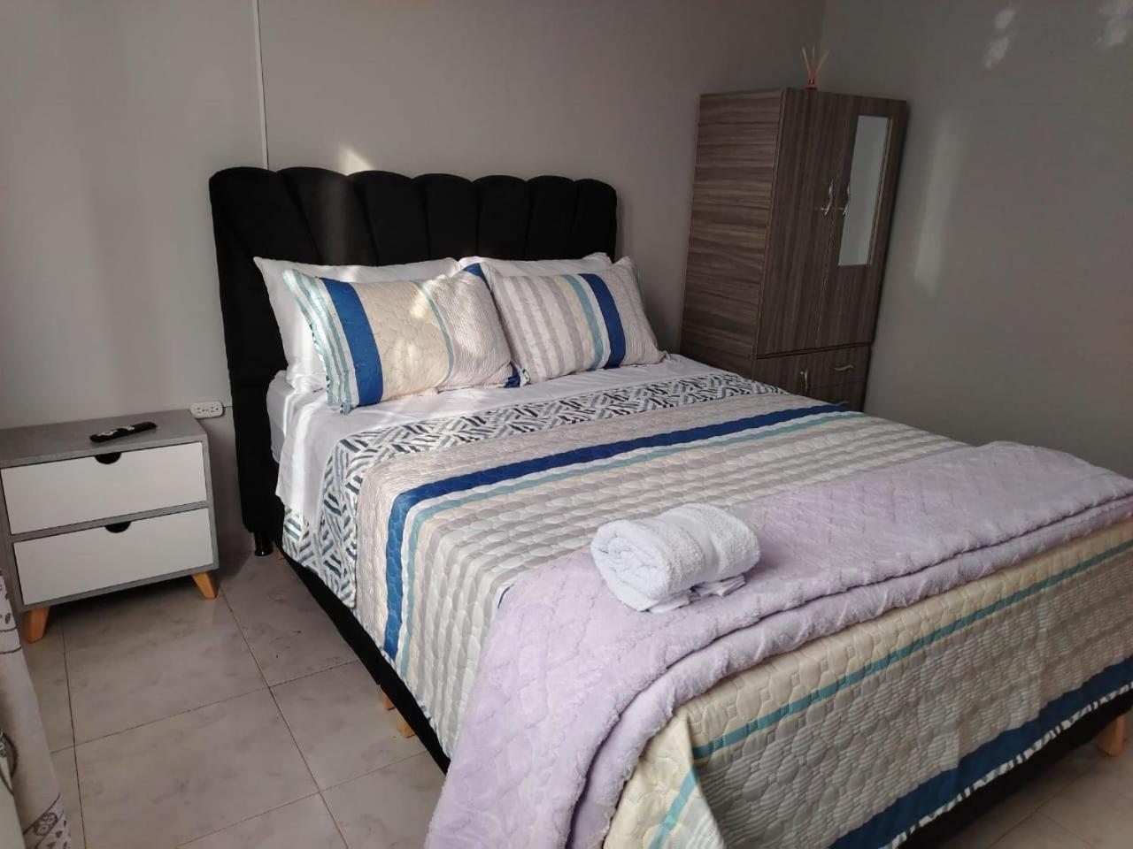 Guest house Dos Independientes Con Bano Compartido Bogota